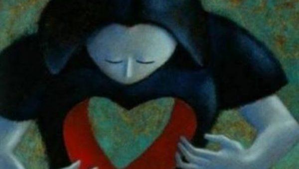 naisella on sydämenmuotoinen aukko kehossaan