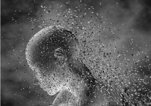 henkilö särkyy palasiksi