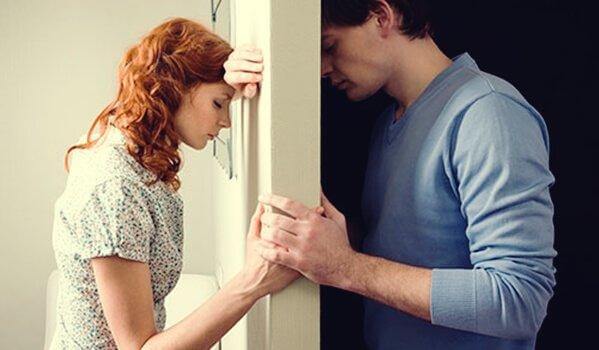 pariskunta seinän takana