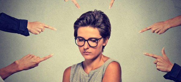 nainen on joutunut työpaikkakiusaamisen kohteeksi