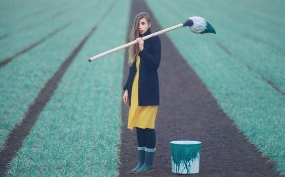 nainen maalaa nurmikkoa vihreäksi