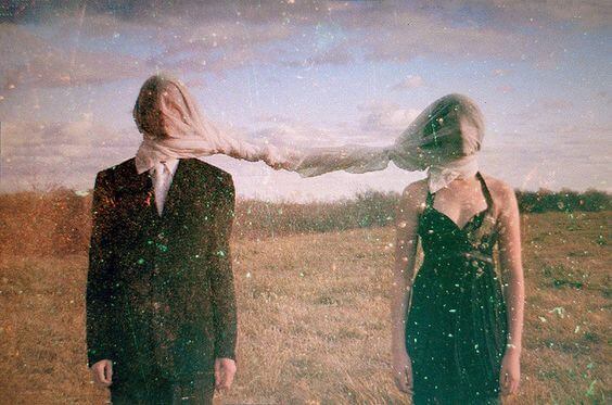 virheet parisuhteessa: toisiinsa kietoutuneet lakanalla