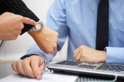 myrkyllinen pomo osoittaa myöhästymisen alaiselleen