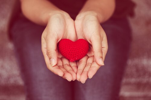 Sydämestä antaminen: empaattinen tai rauhanomainen kommunikointi