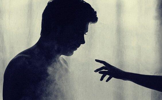 naisen käsi hapuilee miestä