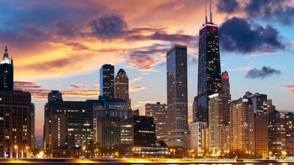 kaupunki iltahämärässä