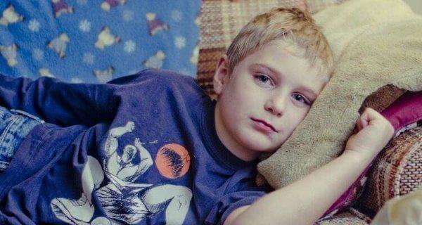 poika makaa sohvalla