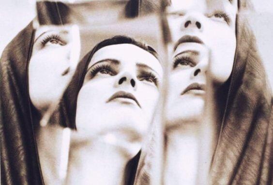 nainen näkyy monena