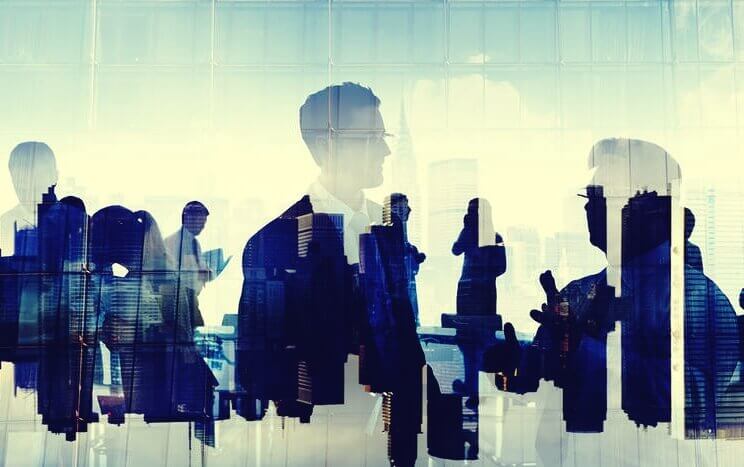 ihmisiä toimistolla