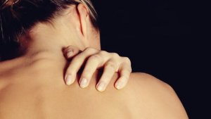 Dermatillomania: Ihon pakonomaisen nyppimisen oireet, syyt ja hoito