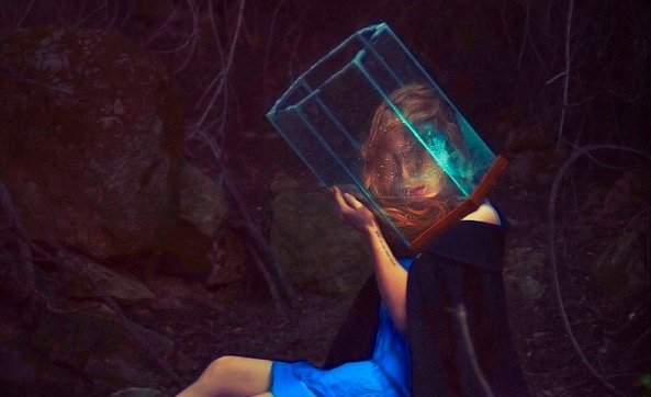 naisen pää on lasissa