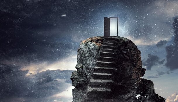 portaat ja ovi kallionkielekkeellä