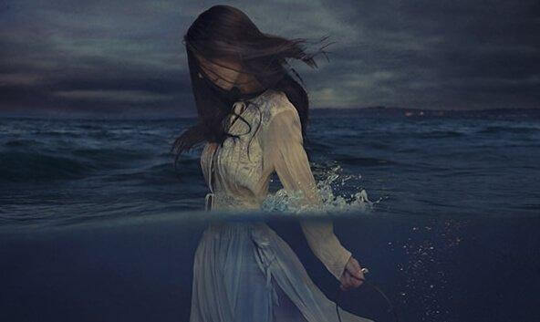 nainen kävelee vedessä