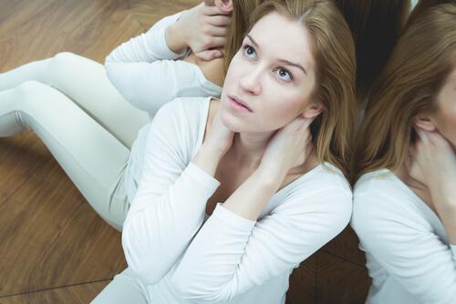 nainen katsoo kattoon