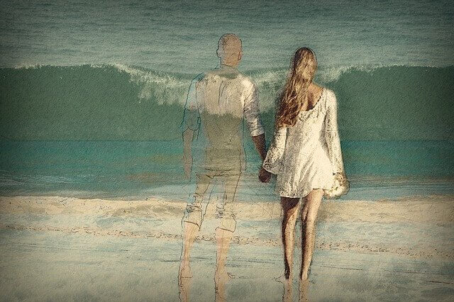 nainen ja haamumies rannalla