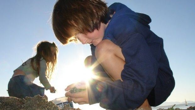 lapset leikkivät rannalla