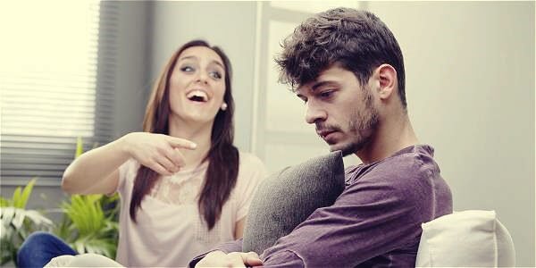 nainen nauraa miehelleen