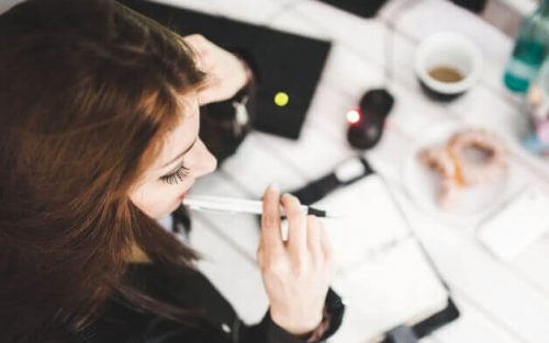 naisella on paljon töitä