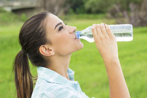 hoida päänsärkyä juomalla enemmän vettä