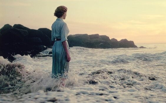 nainen seisoo meressä