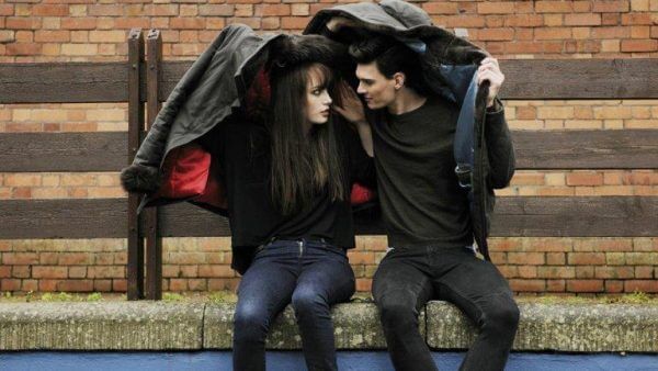 nuoripari takin alla katselee toisiaan