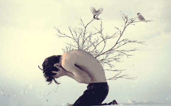 miehen selässä kasvaa puu