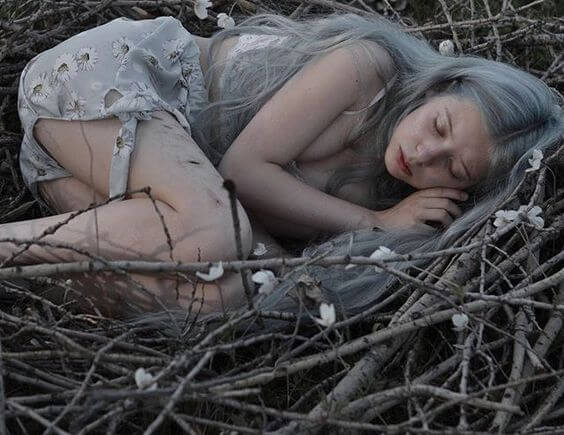 nainen nukkuu linnunpesässä