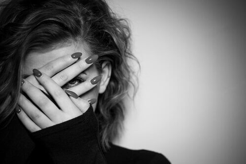 nainen laittaa kädet silmillensä