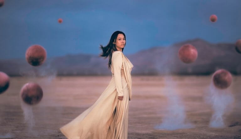 nainen ja lentävät pallot