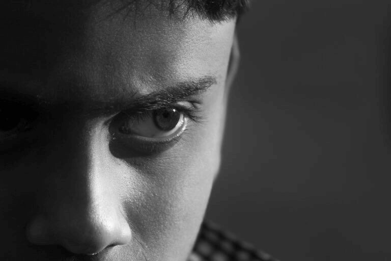 vihaisen näköinen nuorimies