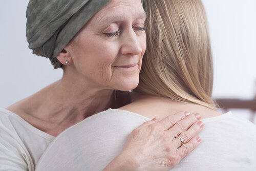 syöpäpotilas halaa naista