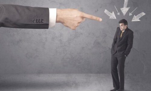 iso mies syyttää pientä miestä