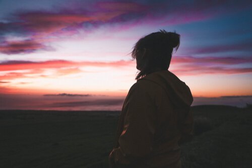 nainen on yksin ja katselee maisemaa