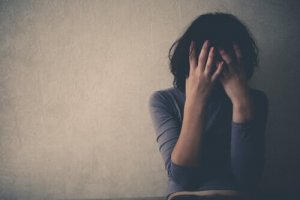 Henkinen pahoinpitely ja ahdistus: kuinka ne liittyvät toisiinsa?