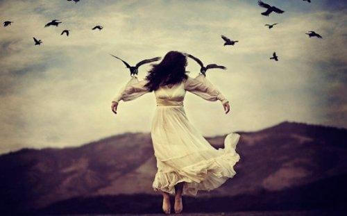 linnut lennättävät naista