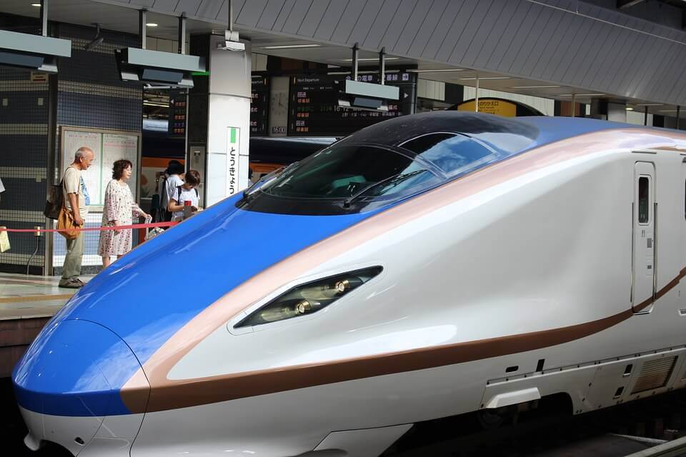 shinkansen-vaikutus: luotijuna Japanissa