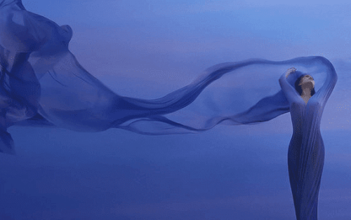 sininen nainen ja ympäristö