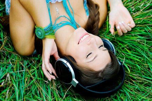 nainen nauttii musiikista