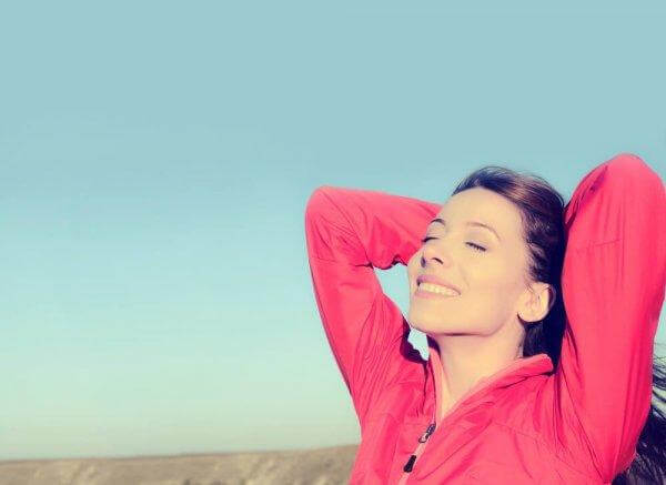 nainen nauttii elämästä