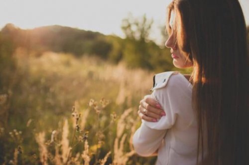 nainen halaa itseään