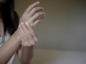 Suhde nivelreuman ja negatiivisten tunteiden välillä