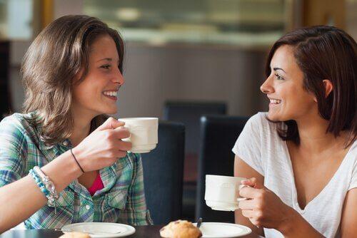 kahvihetki yhdessä auttaa yhdistymään emotionaalisesti toiseen ihmiseen