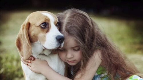 tyttö halaa koiraa