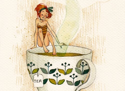 tyttö kylpee teekupissa