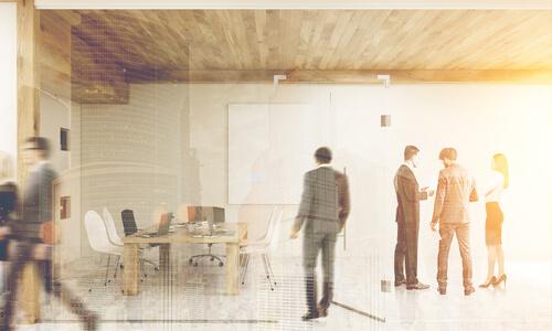 ihmiset työpaikalla