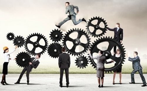 mies juoksee rattaissa