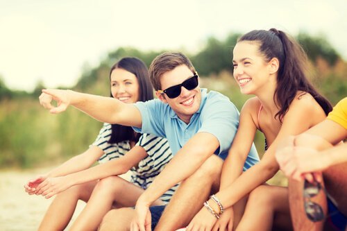 iloinen joukko ystävyksiä