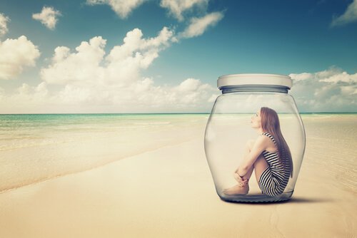 nainen lasipullossa rannalla