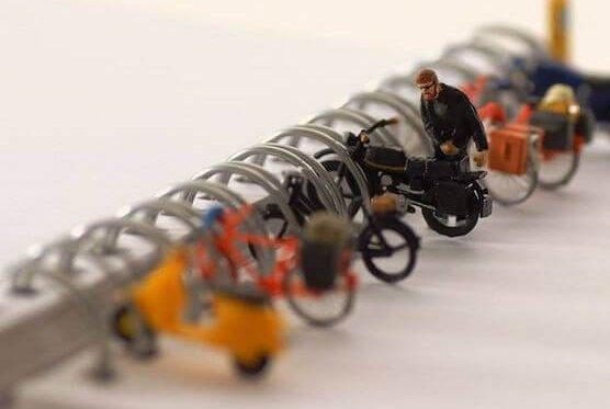 mies laittaa moponsa pyörätelineeseen: asiat helpommiksi?