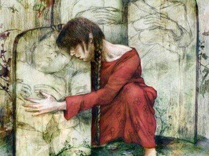 tyttö halaa kuvaa vauvasta